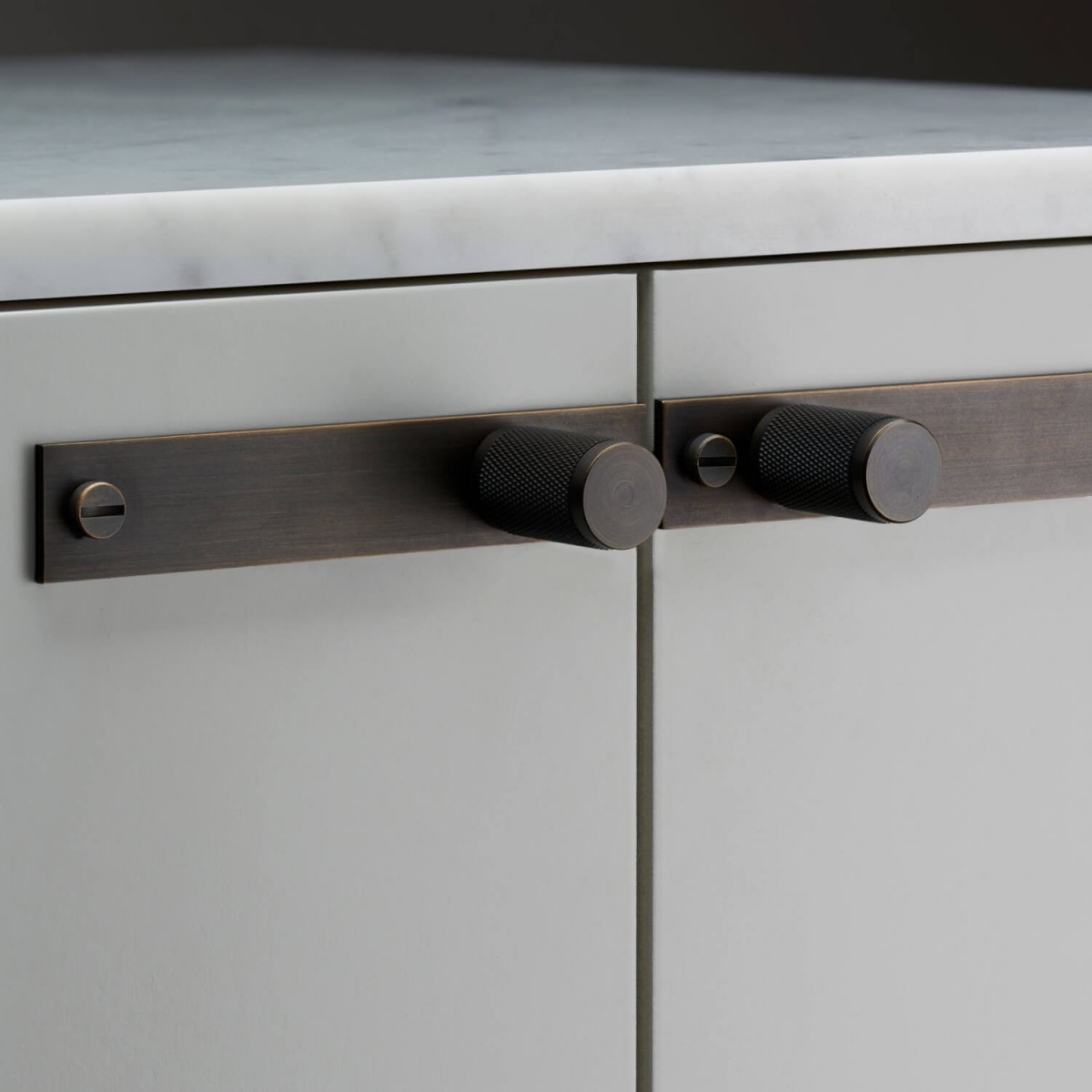 Buster+Punch Möbelknöpfe mit Rückplatte - Bronze - Modell Cross (2